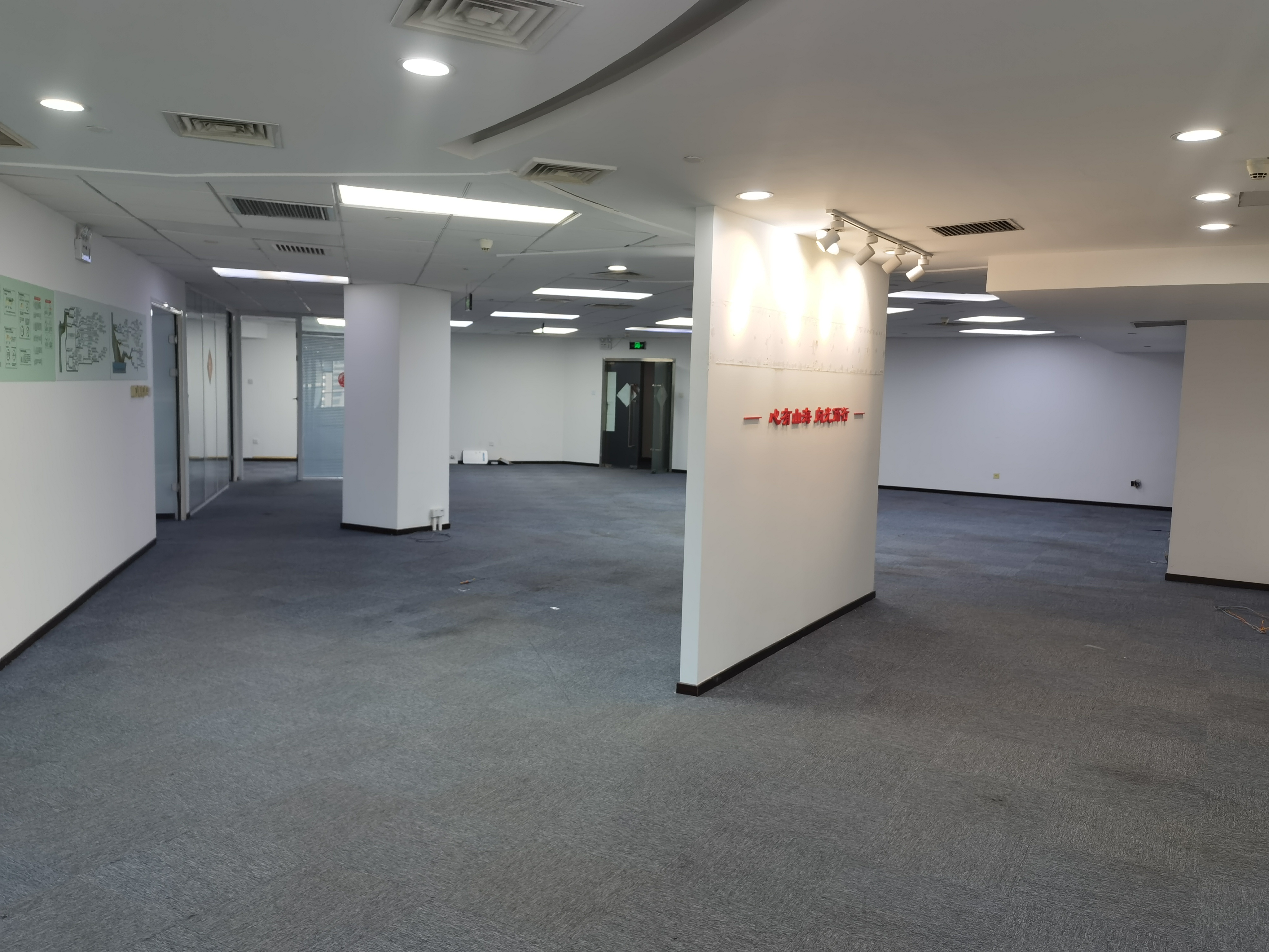 中汇广场    301平米办公室   8元/平/天